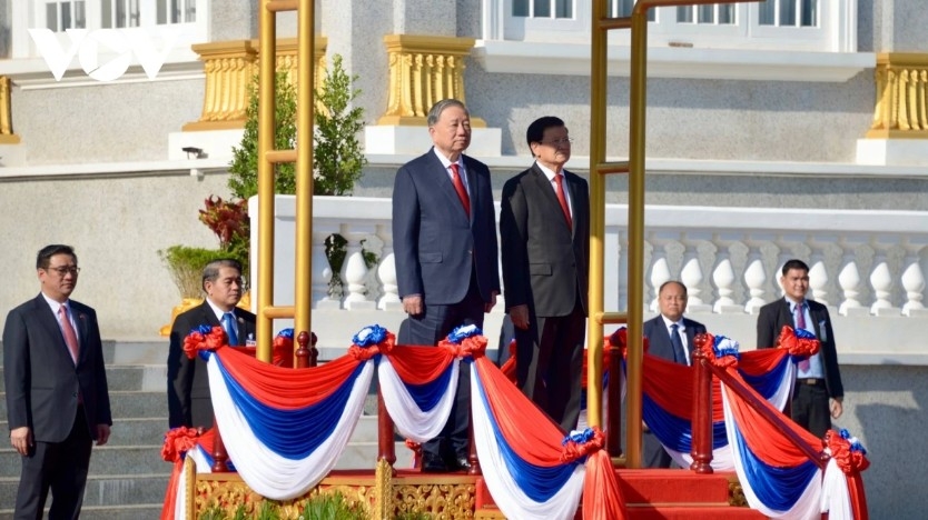 General Secretary and President of Laos Thongloun Sisoulith presides over the welcome ceremony for General Secretary of the Communist Party of Vietnam To Lam and his high-level Vietnamese delegation.