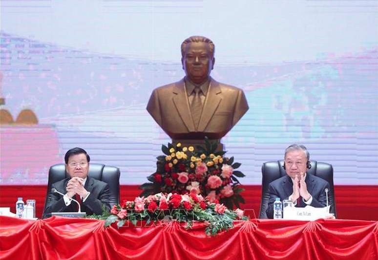 Party leader To Lam and LPRP General Secretary Thongloun Sisoulith co-chair the conference briefing on the outcomes of the 14th National Congress of the Communist Party of Vietnam (Photo: VNA)