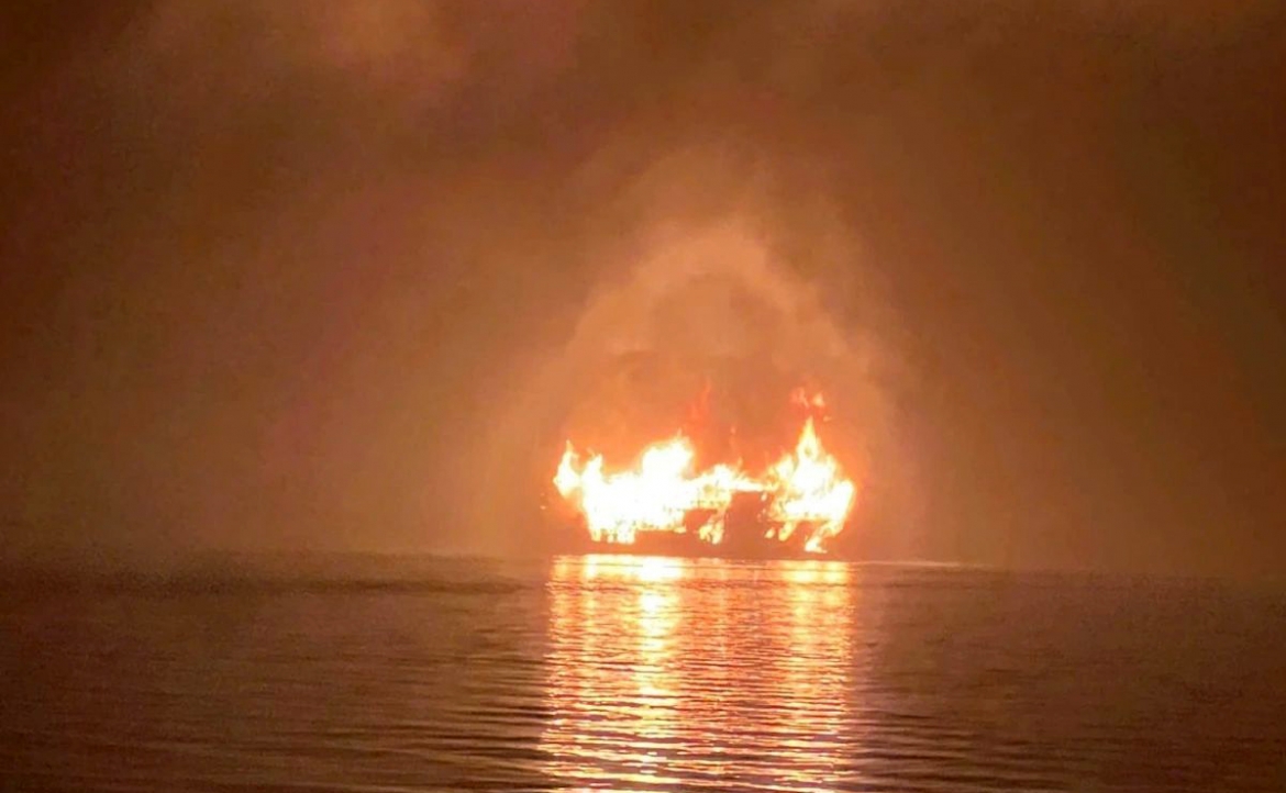 Signature QN-7269 catches fire in Ha Long Bay, Quang Ninh, on February 27, but all 30 passengers and 11 crew members have managed to escape the incident