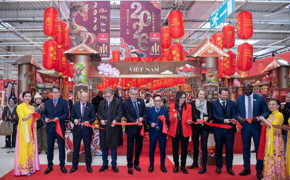 Delegates cut the ribbon to open the Vietnamese Goods Week at Carrefour hypermarkets in France (Photo: moit.gov.vn)