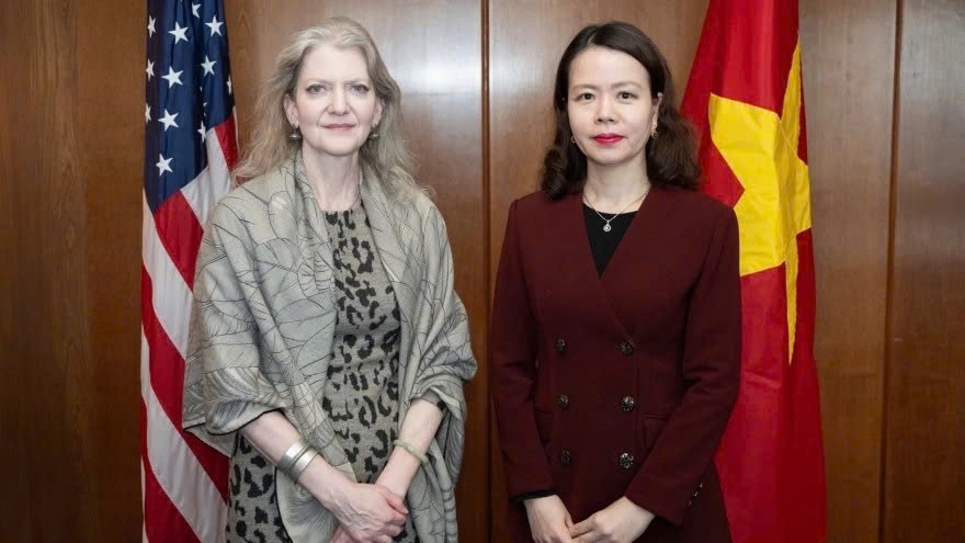 US Deputy Secretary of State Allison Hooker (L) and Vietnamese Deputy Foreign Minister Nguyen Minh Hang during their meeting in Washington DC, USA