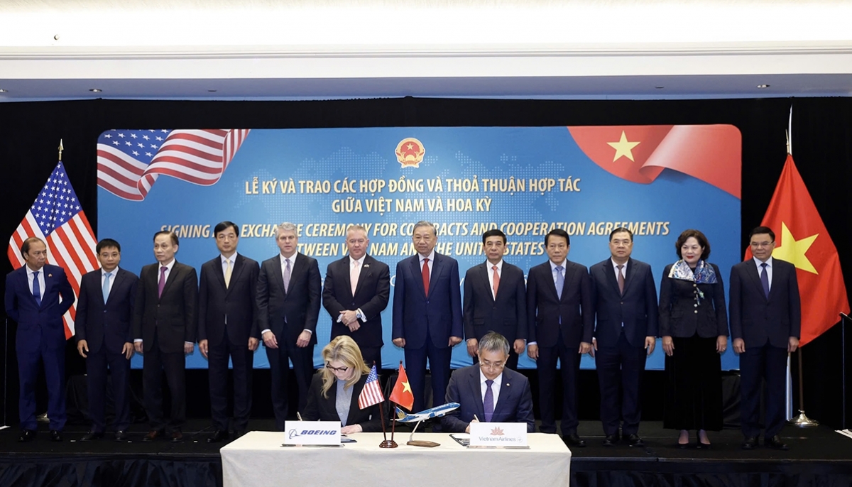 Vietnam Airlines has signed a US$8.1 billion deal to purchase 50 Boeing 737-8 aircraft in an effort to expand its fleet and support its growth strategy