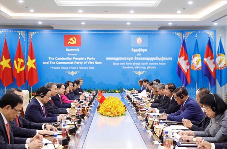 Leaders of the Communist Party of Vietnam and the Cambdian People's Party during their summit in Phnom Penh, Cambodia, on February 6. (Photo: VNA)