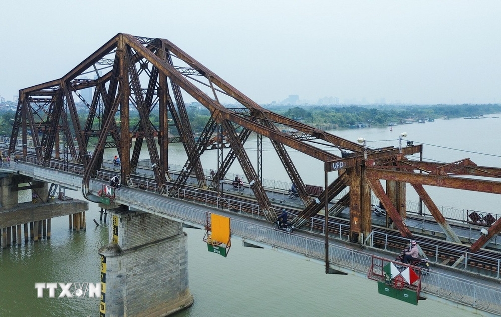 Workers from Vietnam Railways Corporation carry out emergency repairs after a structural failure on Hanoi’s Long Bien Bridge.