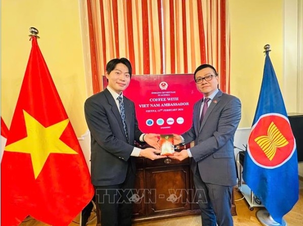 Vietnamese Ambassador to Austria Vu Le Thai Hoang (right) and a representative of the Diplomatic Academy of Vienna (Photo : VNA)