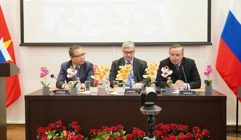 Vietnamese Ambassador to Russia Dang Minh Khoi and leaders of the Institute of China and Contemporary Asia under the Russian Academy of Sciences at the conference