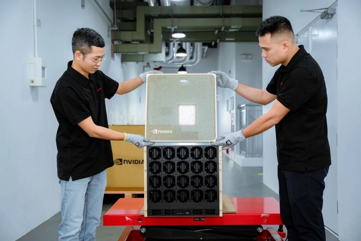 Engineers operate Vietnam’s first Nvidia DGX B200 supercomputer for AI development at Viettel's technical centre in Hoa Lac, Hanoi. (Photo: Viettel)