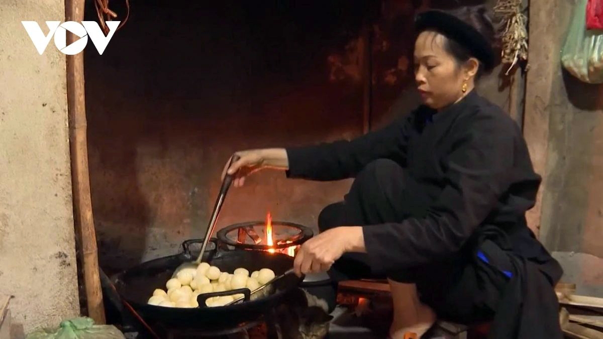 The final step is mixing the puffed rice with sugarcane molasses to create the finished product