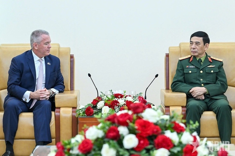 Minister of National Defence General Phan Van Giang (R) hosts Michael DeSombre, US Assistant Secretary of State for East Asian and Pacific Affairs, in Hanoi on February 13. (Photo: qdnd.vn)