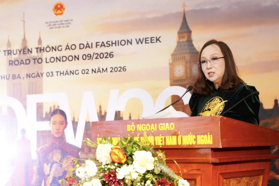 Nguyen Viet Trieu, President of the Vietnamese Women's Federation in Europe speaks at the event.
