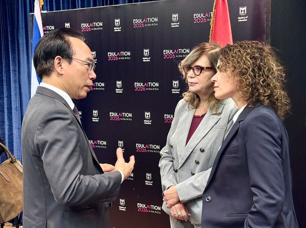Associate Professor Dr. Hoang Minh Son, President of Hanoi National University, discusses Vietnam's education orientations and cooperation possibility with delegates