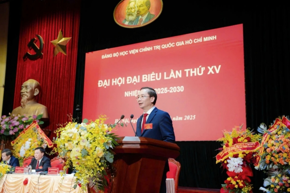 According to Associate Professor, Dr. Nguyen Ba Chien, in the new era the role of the people goes beyond compliance with the law, and must be affirmed through their right to become involved in supervision, social criticism and contributions to policy decisions on development.