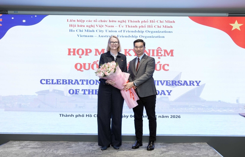 Nguyen Quang Trung, Vice Chairman of the Vietnam-Australia Friendship Association in Ho Chi Minh City (right), presents flowers to congratulate the Australian Consul General in Ho Chi Minh City. (Photo: VNA)