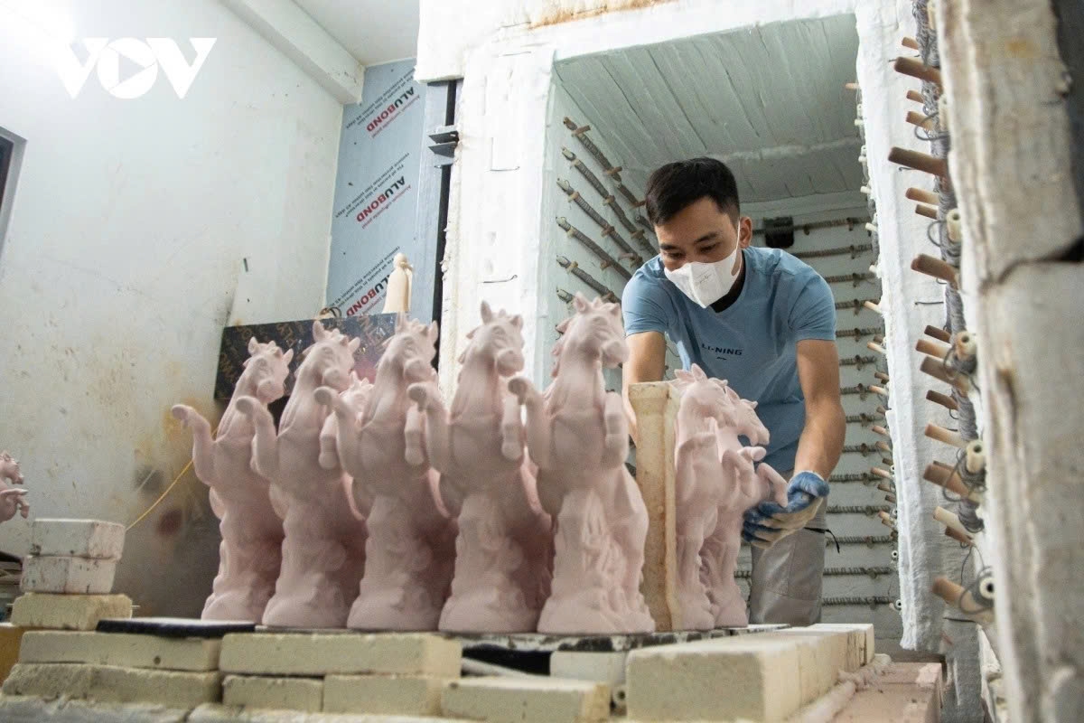 During the peak days which fall from the 22nd to the 24th of the twelfth lunar month, pottery workshops have to operate until midnight to meet increasing demand of customers as Tet comes near.