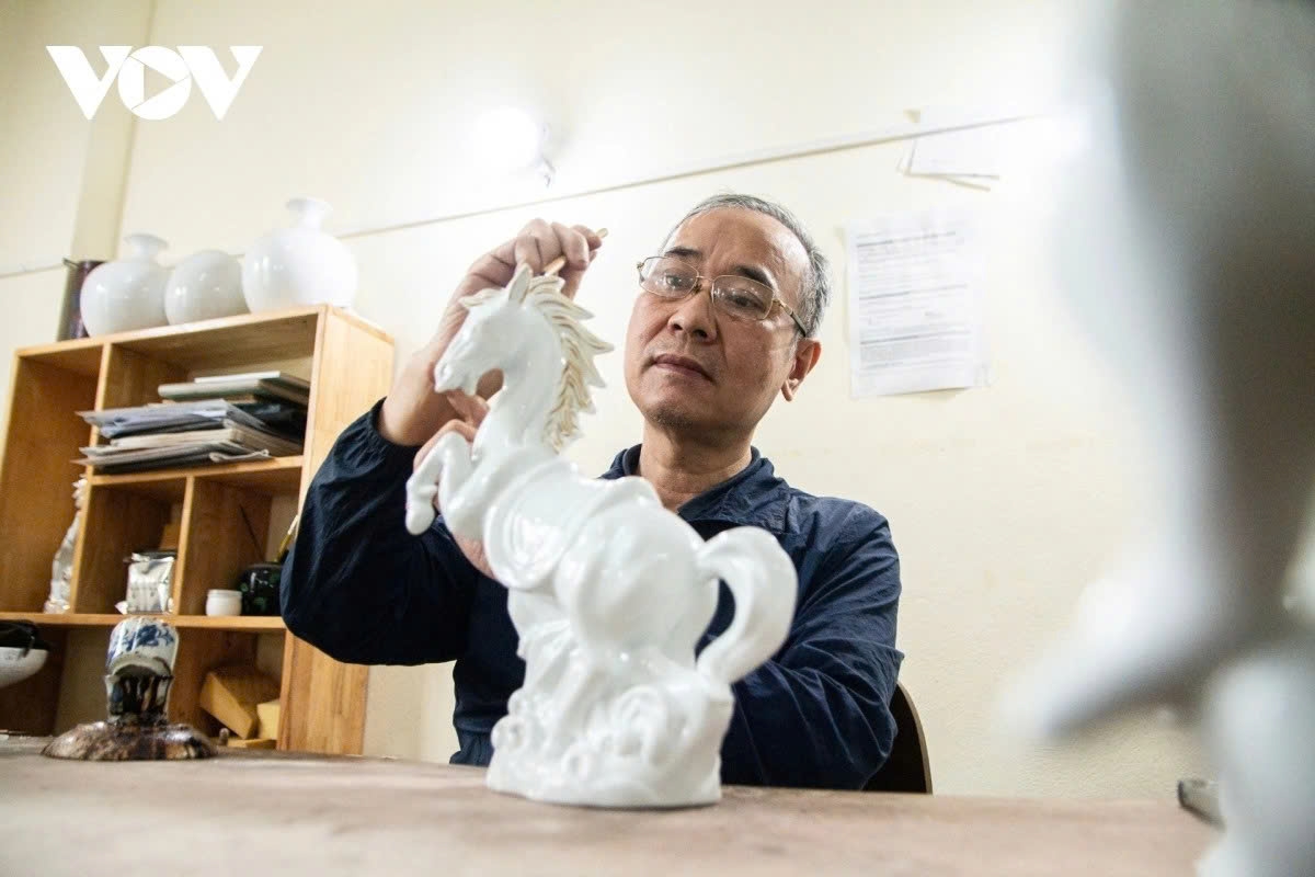 The craftsman then draws patterns onto the surface, a highly meticulous and precise process that represents the final step in defining the product’s aesthetic value before it reaches the market.