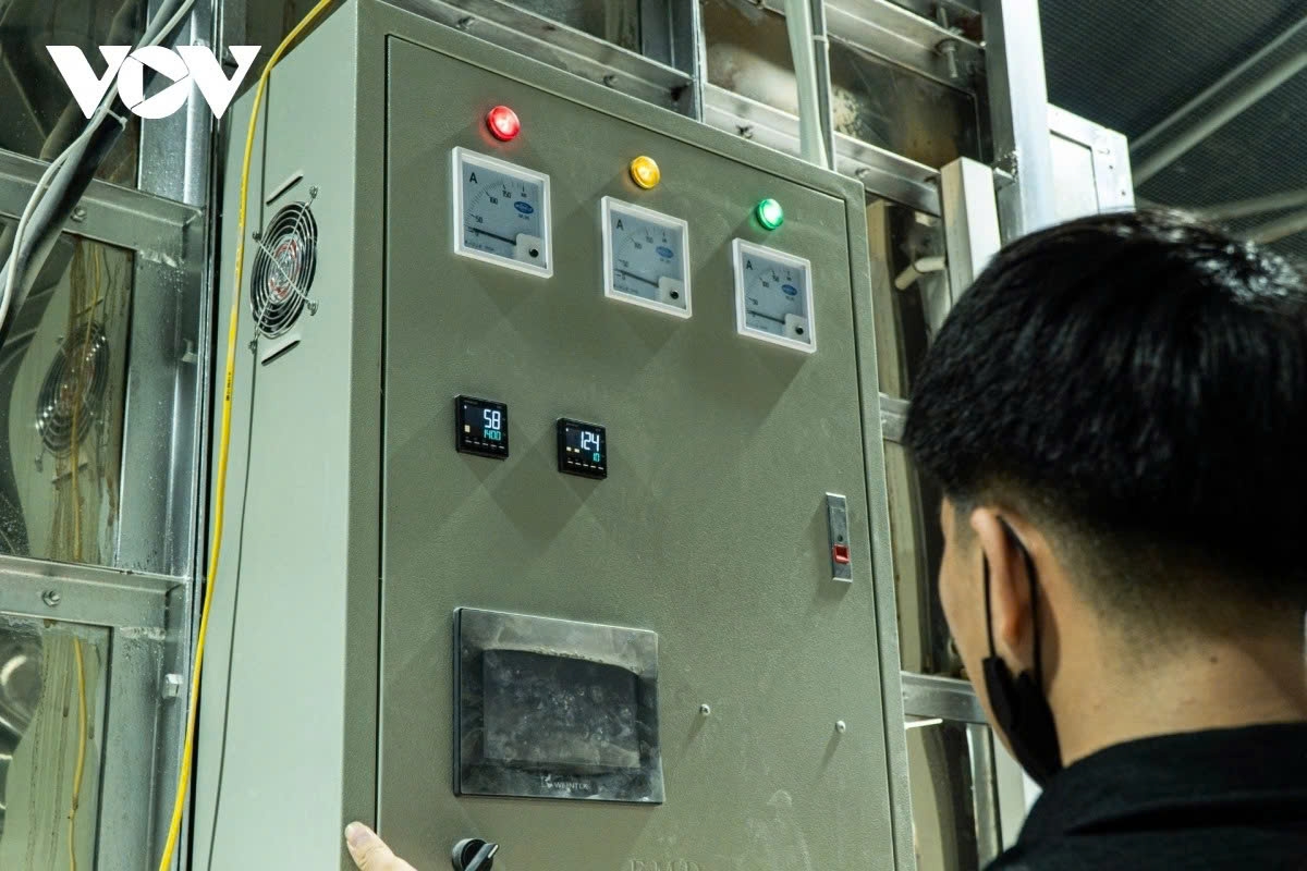 After completing the stage of decoration, the products are placed in a kiln again at 750–800°C.