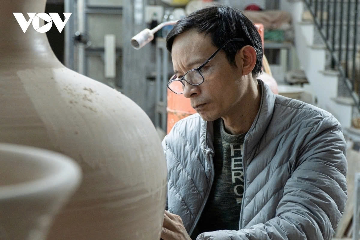 Craftsman Pham Minh Quang who has followed the craft for nearly 40 years shares that he takes 3-4 months to prepare designs, styles, and moulds of horse-shaped figurines.