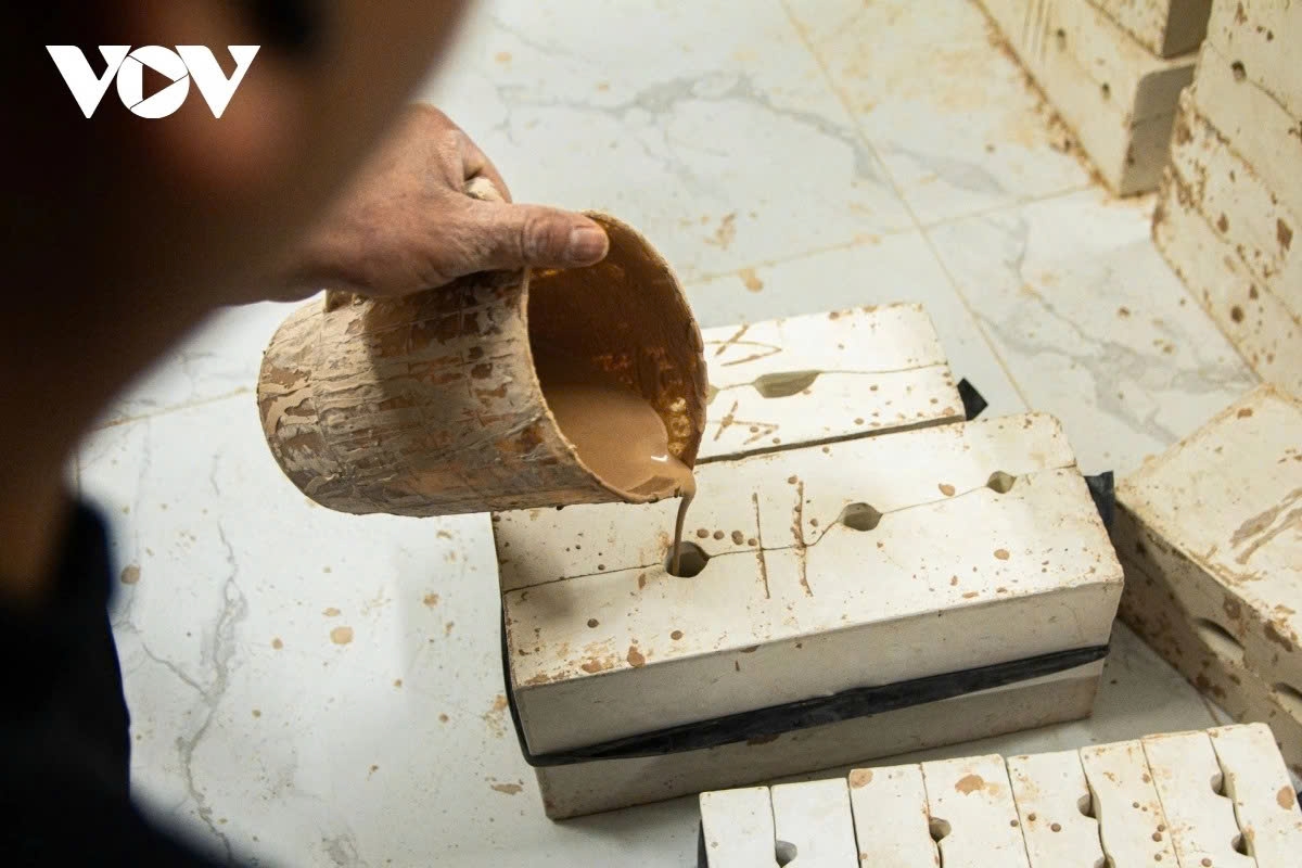 The process involves multiple meticulous stages, each requiring a high level of skill and patience. Raw materials are mixed and carefully filtered before being poured into moulds for shaping. Each product takes about 100 hours to complete, equivalent to nearly four days.
