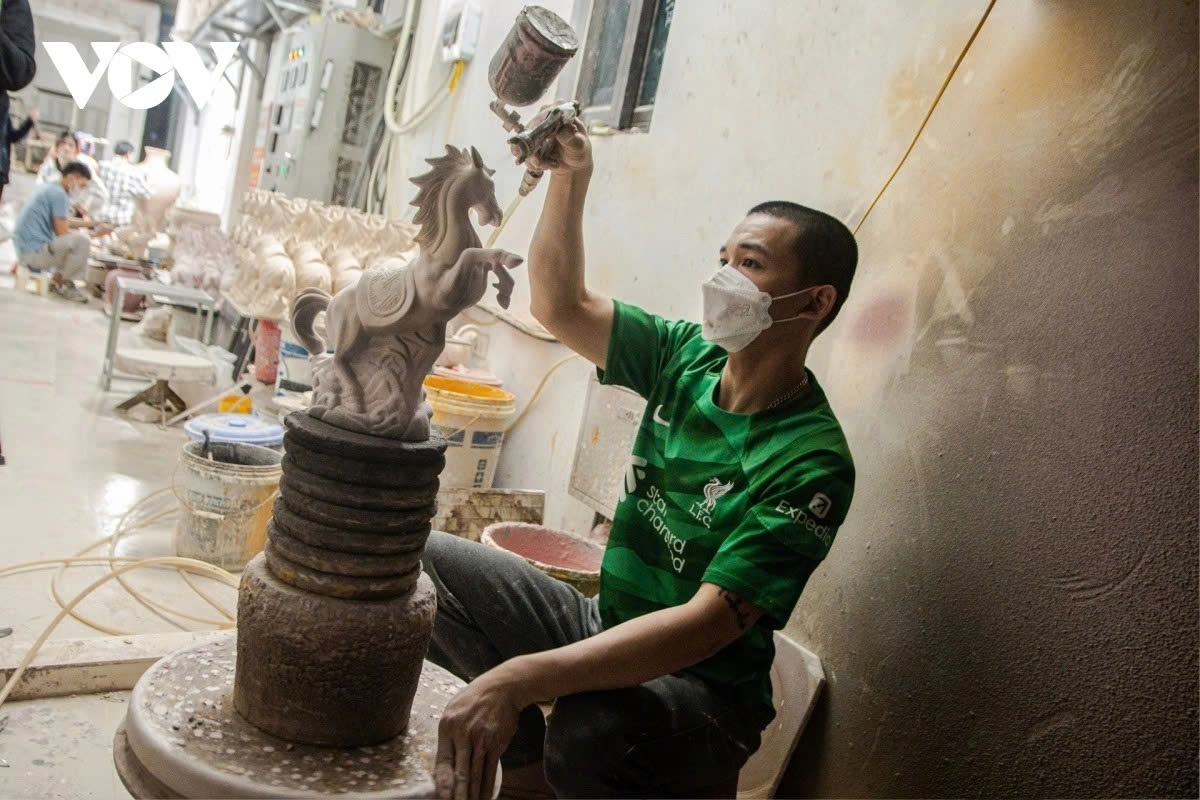 The products are then returned to the kiln for another 22 hours at temperatures of up to 1,200°C to achieve optimal colour and shape, a crucial step in determining the figurine’s final appearance.