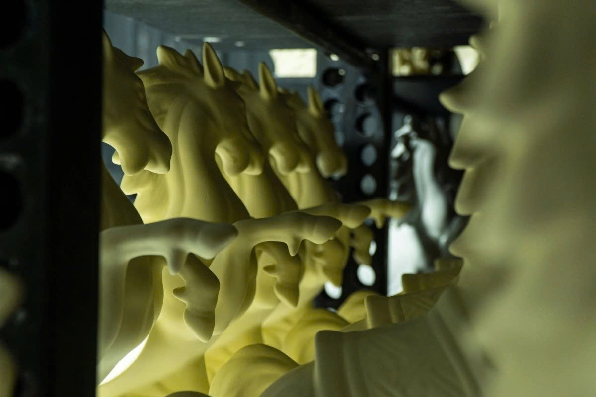 Craftsman Quang plans to produce around 5,000 mascots, including horse-themed mascots to welcome the Lunar New Year festival. In particular, gold-plated lucky horses are often chosen by businesses as year-end gifts.