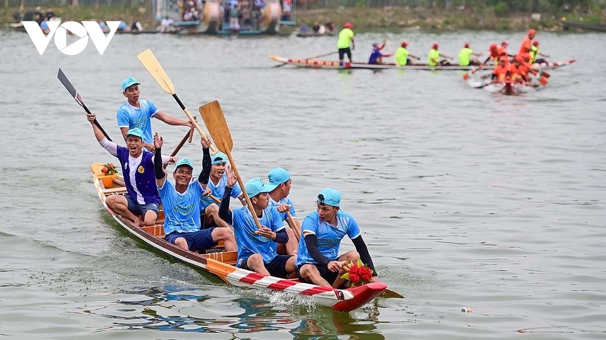 The annual boat racing competition, held on the 11th day of the first lunar month, retains the rustic charm of a riverside village.