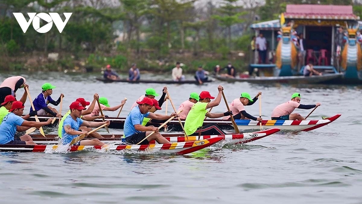 Fierce competition creates the appeal of the boat racing.