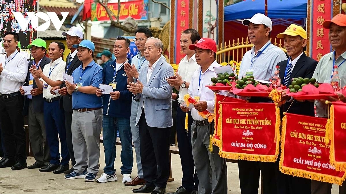 Ahead of the main competition, villagers gather at the Trieu Son Dong communal house for a solemn traditional ceremony.