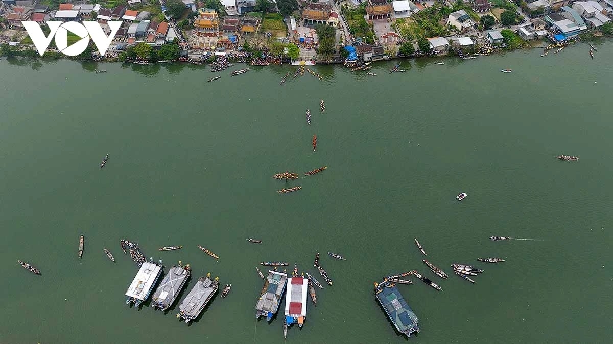 The race attracts the participation of dozens of rowers.