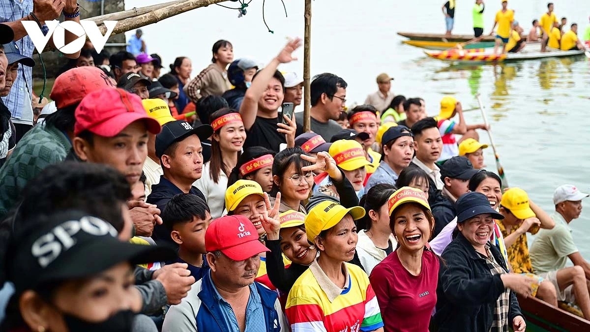 From early morning, crowds line both banks of the river, eagerly awaiting the boat race. Shouts of encouragement from locals and visitors echo across the water.