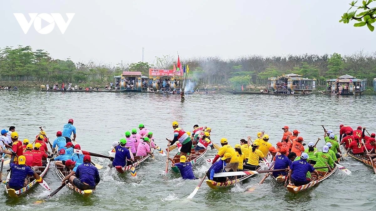 The race sees 12 teams take part this year, each comprising seven young rowers from different parts of the village.