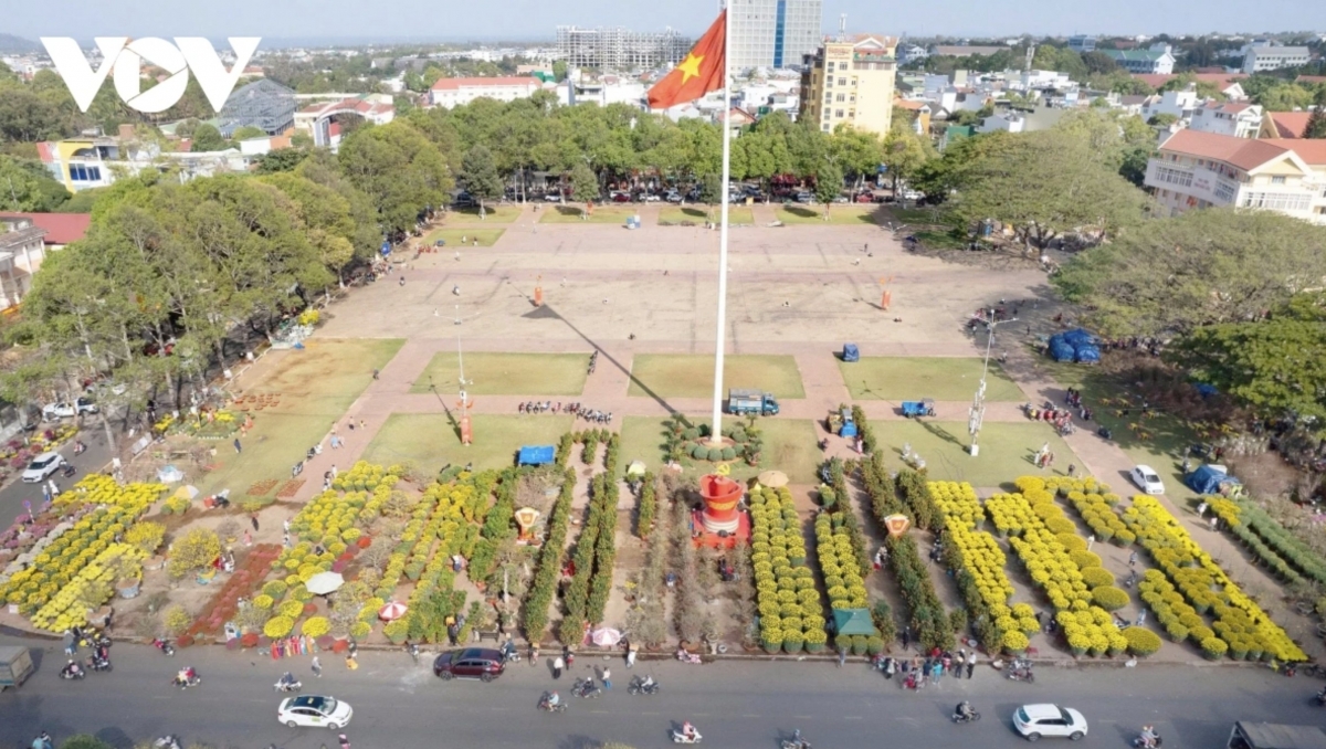 Hundreds of stalls line March 10 Square and several central streets, creating a vibrant spring setting in the heart of Buon Ma Thuot, the urban centre of Vietnam’s Central Highlands.