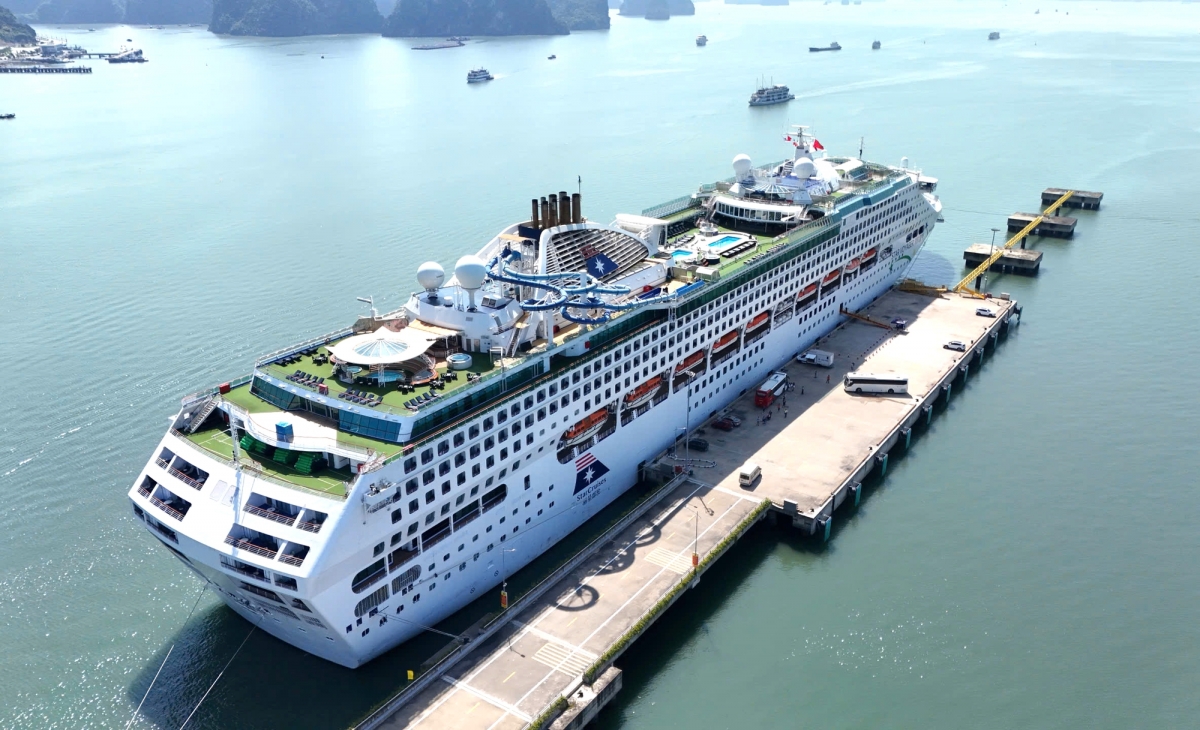 Ha Long Bay is set to welcome luxury cruise ships during Lunar New Year 2026. (Photo: baoxaydung.vn)