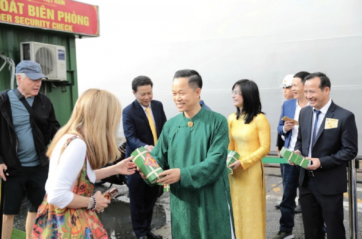 Visitors aboard the cruise ship Seabourn Encore receive welcome gifts at Tien Sa Port.
