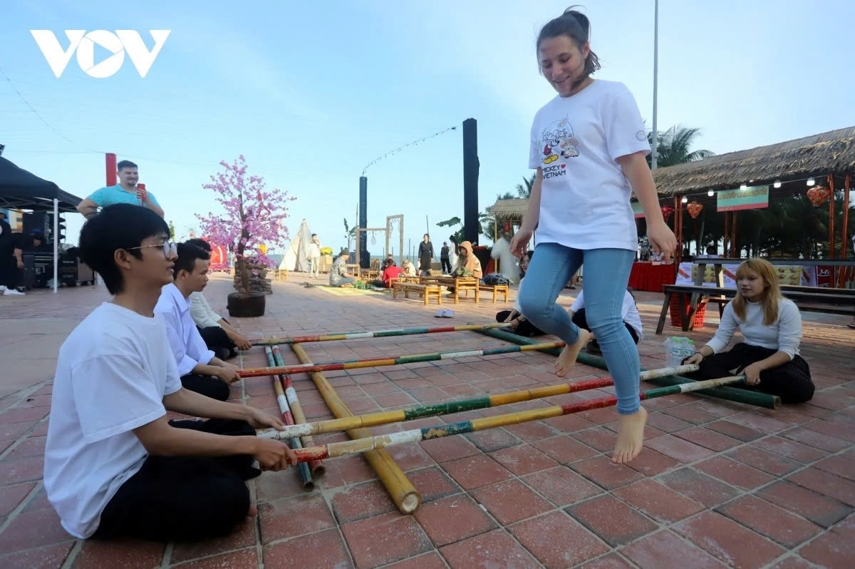 Local residents and visitors are taking part in a range of traditional Tet activities, including making Vietnamese cakes, sweets, and jams, sampling festive dishes at food stalls, and participating in folk games.