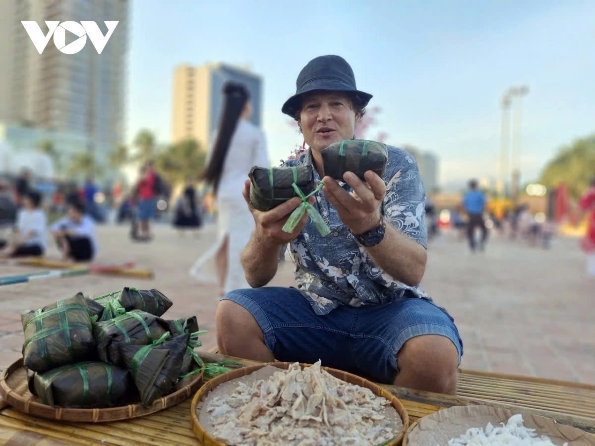 The event allows both local residents and visitors to immerse themselves in the vibrant atmosphere of Tet.