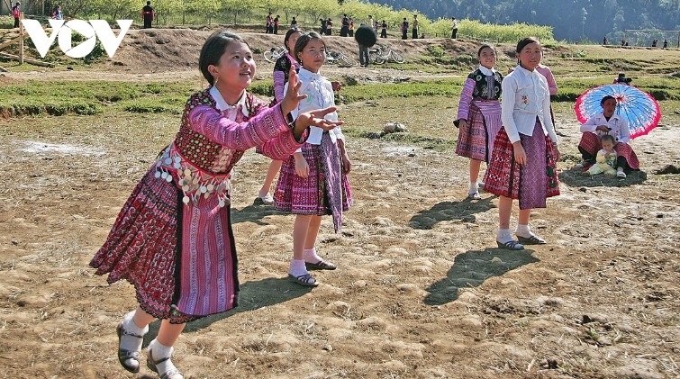 Dau pao, a H’Mong courtship game played during spring festivals