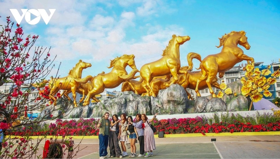 The most prominent feature among the decorative installations is the “Eight Horses” model, depicting eight galloping horses symbolizing success in the new year.