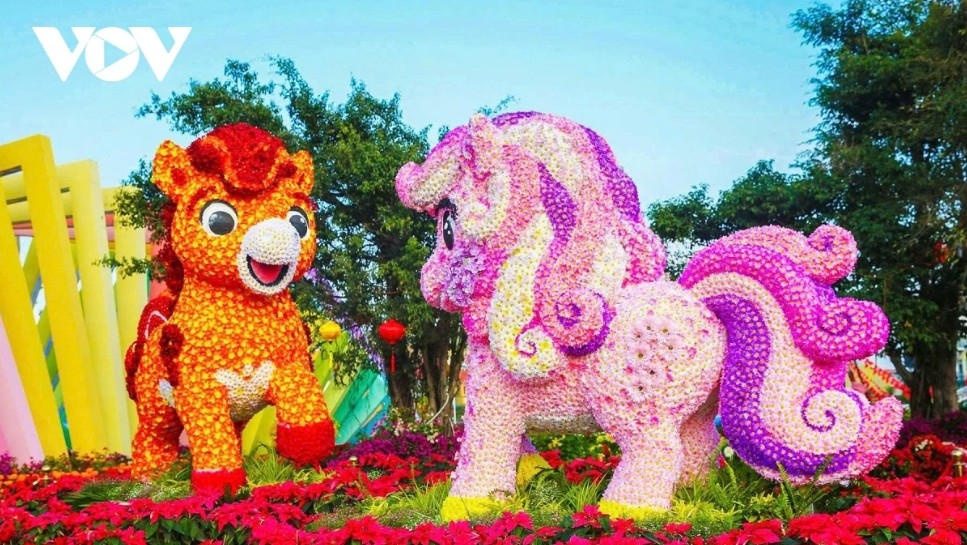 The horse motif, representing the Year of the Horse, is also expressed through clusters of fresh flowers in a range of vivid colors.