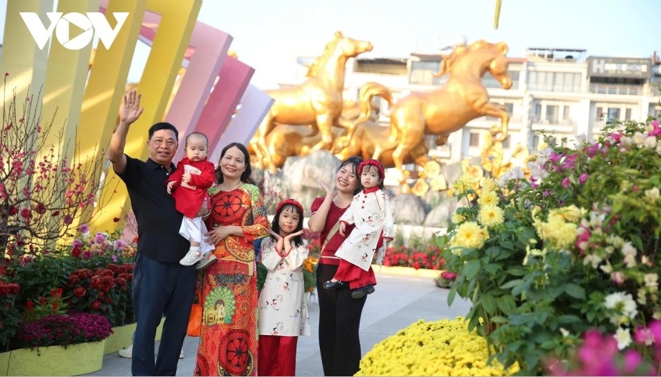 The boulevard’s design blends natural heritage elements such as mountains, the sea and flowers with lighting technology. Clusters of apricot blossoms, peach blossoms, chrysanthemums, azaleas and poinsettias are arranged by theme, creating floral displays that evoke the atmosphere of a traditional Tet.