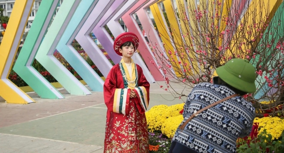 Visitors pass through light tunnels formed by a system of 40 LED arches programmed for continuous movement. The multicolored LED arches function as visual elements and a metaphor for the digital era.