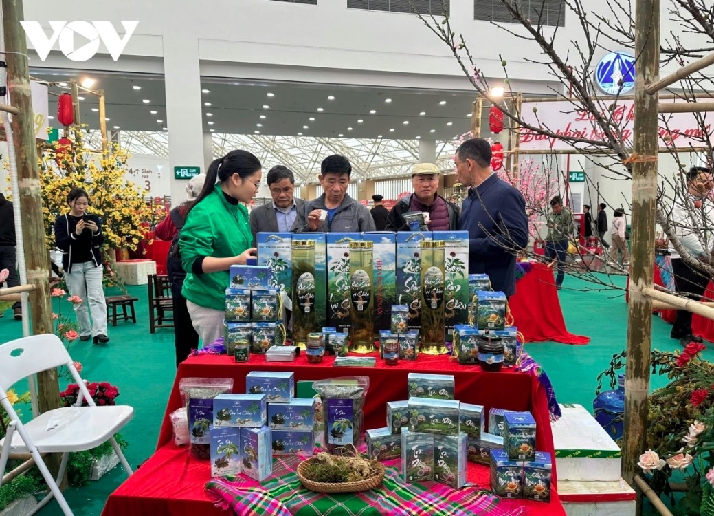 Visitors browse and shop at the Spring Fair 2026 in Hanoi