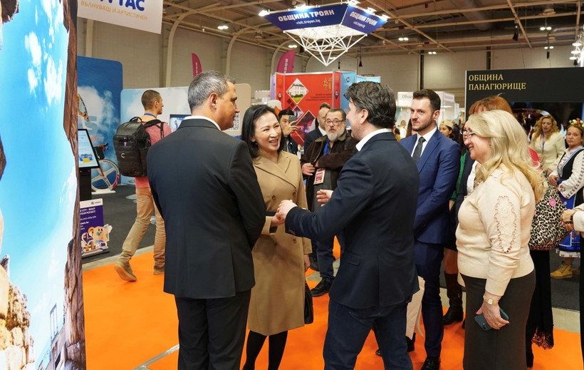 On the sidelines of the HOLIDAY &amp; SPA EXPO 2026, Vietnamese Ambassador to Bulgaria Nguyen Thi Minh Nguyet met with Bulgarian Minister of Tourism Miroslav Borshosh. (Photo: VNA)