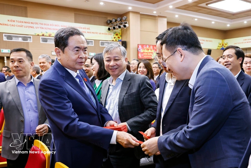 National Assembly Chairman Tran Thanh Man (left) extends New Year greetings to officials and employees of the State Audit Office on February 23. (Photo: VNA)
