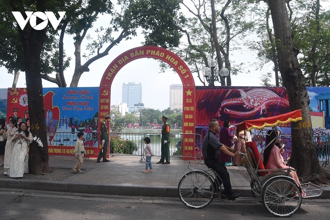At the Hoan Kiem Lake area, two fireworks sites are being set up with a large number of fireworks to serve the public.
