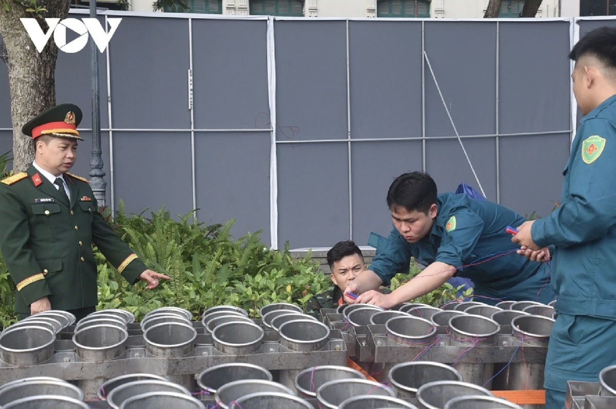 Lieutenant Colonel Nguyen Viet Hoa, commander of the Area 3 Hong Ha Defense Military Command in Hanoi, said: “We have identified the construction of fireworks sites and the connection of fireworks systems as work that requires meticulous attention to every detail. In our role of directly overseeing the launch at 12 sites in the Hong Ha area, officers and soldiers are determined to finalize preparations fully, in line with the approved plan, and to ensure absolute safety.”