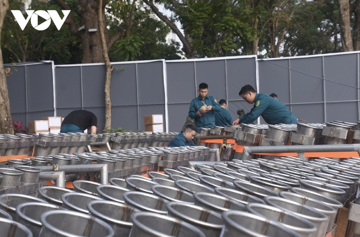 With around 1,400 high-altitude fireworks, 120 low-altitude racks and 90 pyrotechnic sets, residents in the Hoan Kiem Lake area will view a three-tier display, ranging from pyrotechnics and low-altitude effects to high-altitude fireworks.