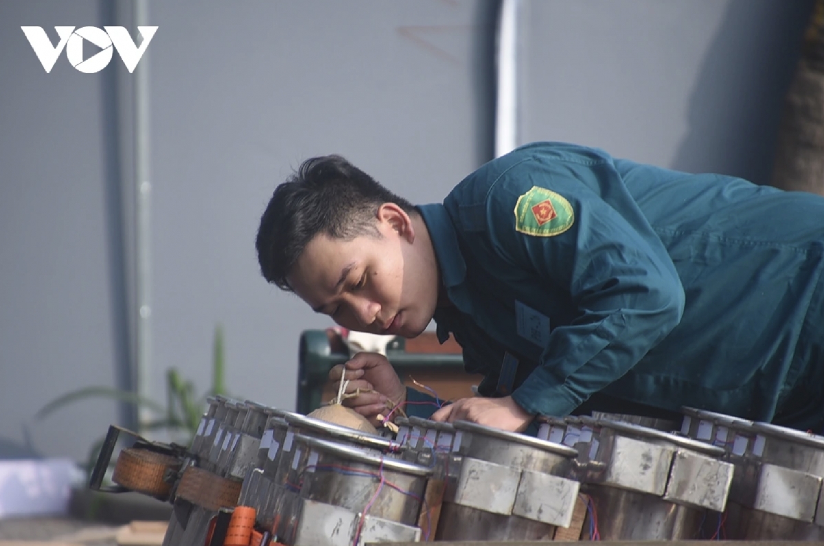According to Lieutenant Colonel Nguyen Viet Hoa, to ensure safety, residents are advised to strictly comply with regulations. “Everyone should remain behind the safety barriers and avoid crowding or pushing, creating the best conditions for functional forces to carry out their duties,” he said.