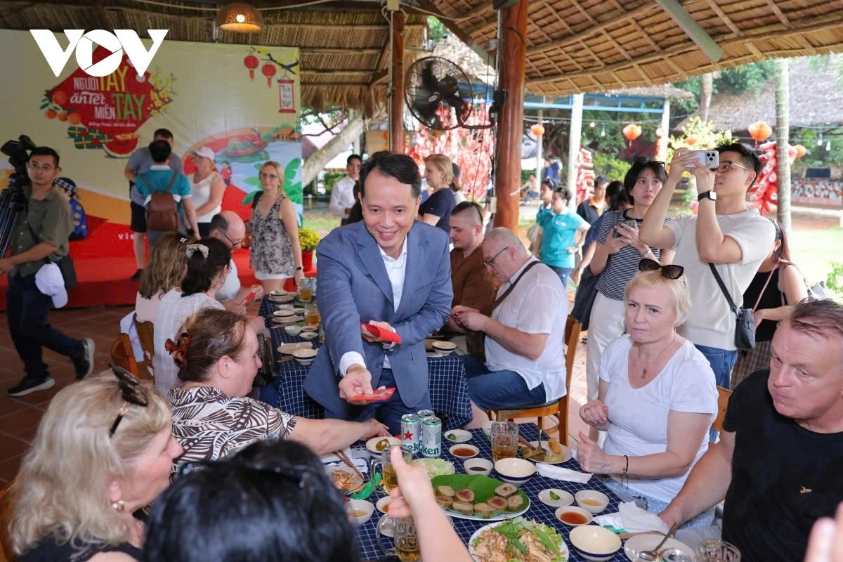 Foreign visitors not only enjoy traditional dishes but also receive lucky money to mark the New Year