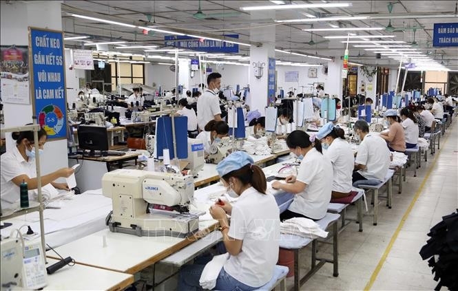 Workers at a garment factory exporting goods in Garco 10 (Hanoi). (Photo: VNA)