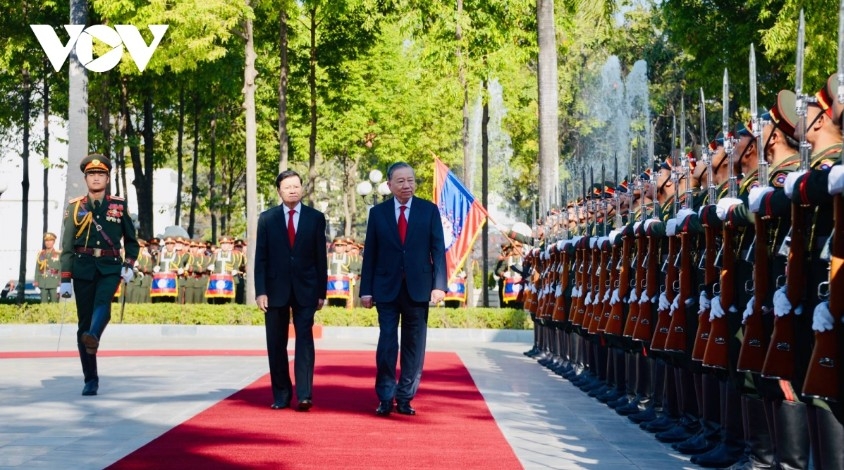  LPRP General Secretary and President of Laos Thongloun Sisoulith invites Party leader To Lam to inspect the honour guard.